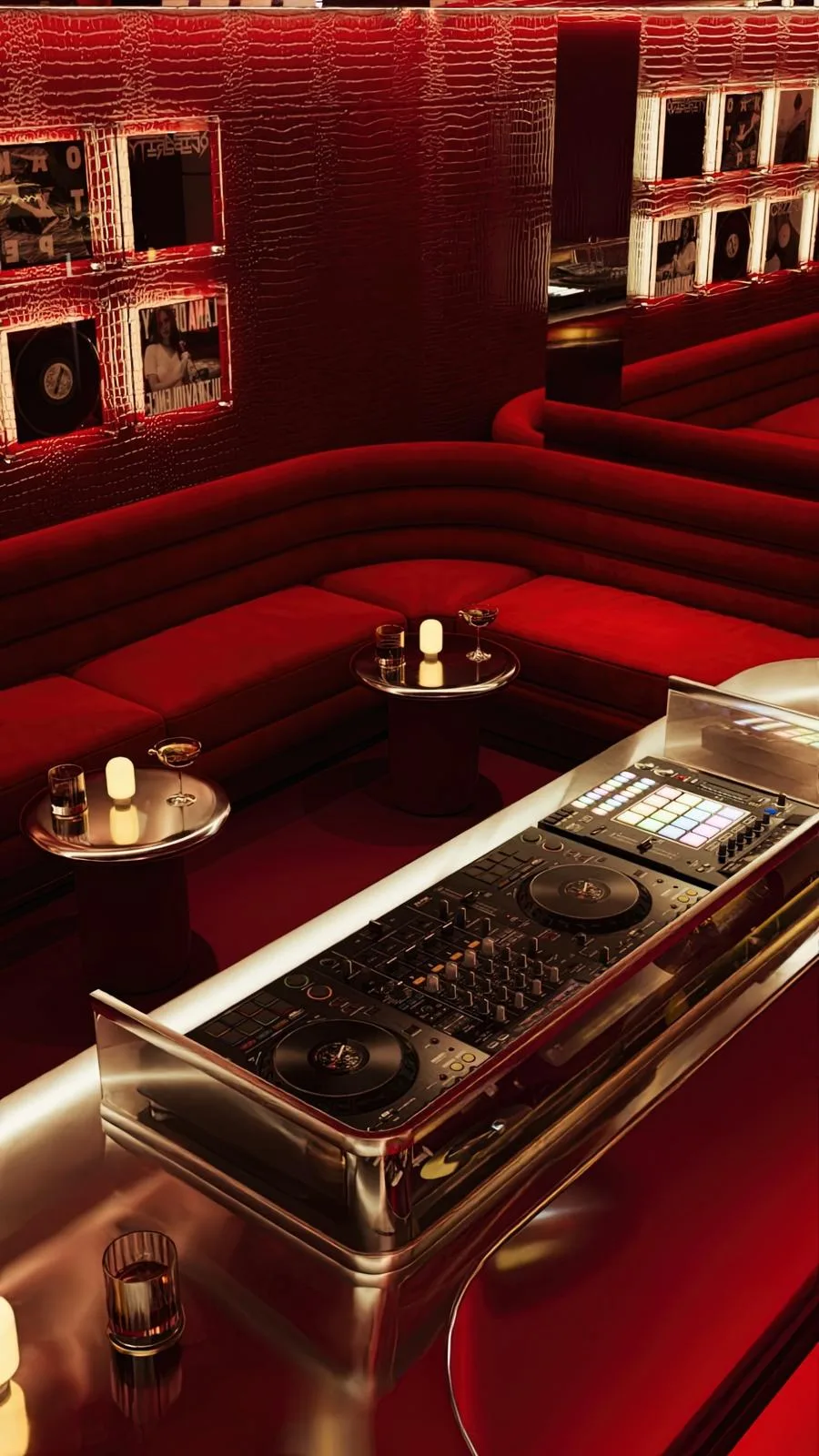 DJ konsolu ve kırmızı lounge alanı